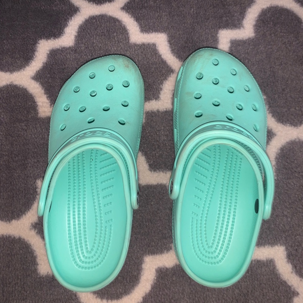LIGHTLY WORN CROCS